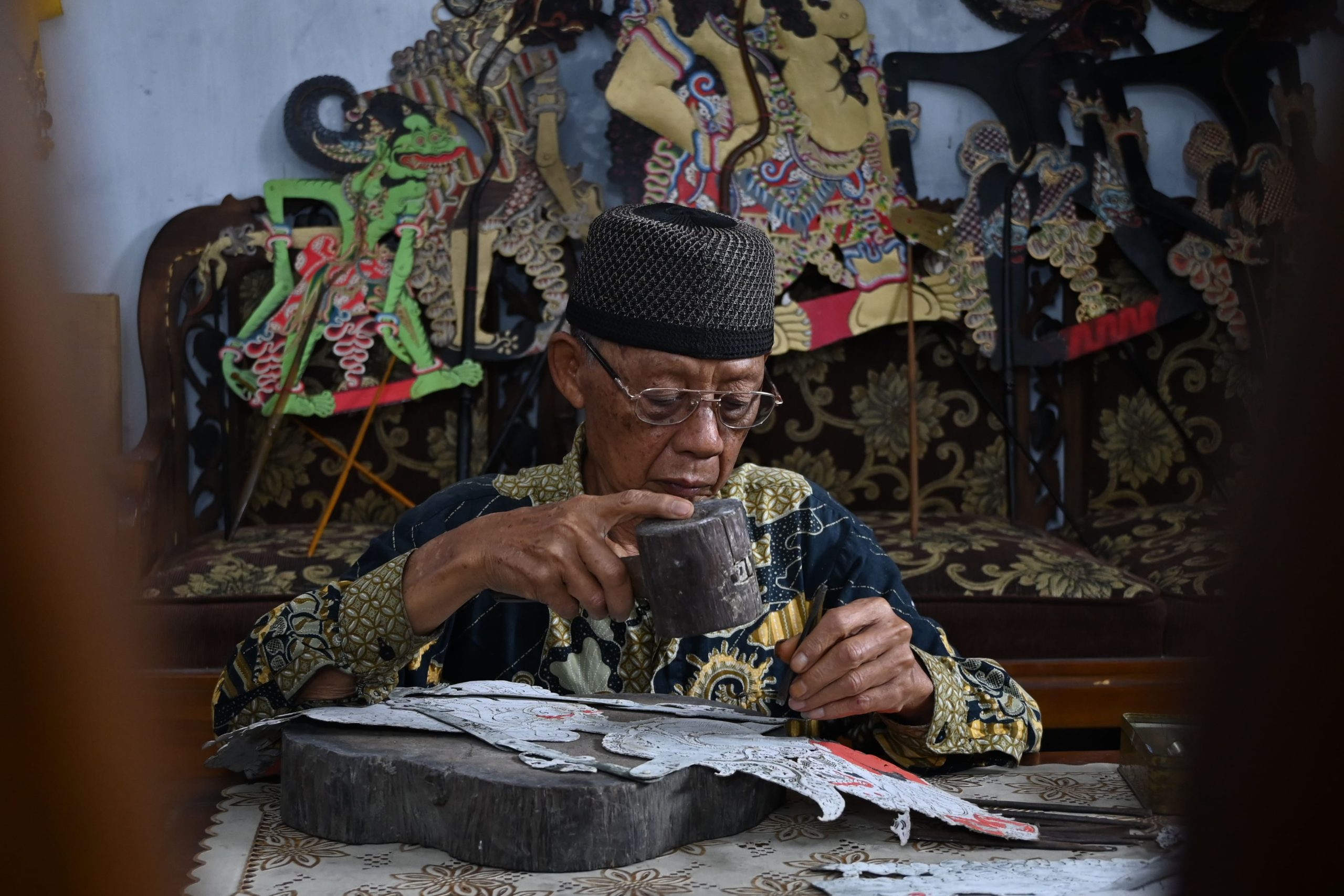 Membuat Wayang Kulit sejak puluhan tahun yang lalu!