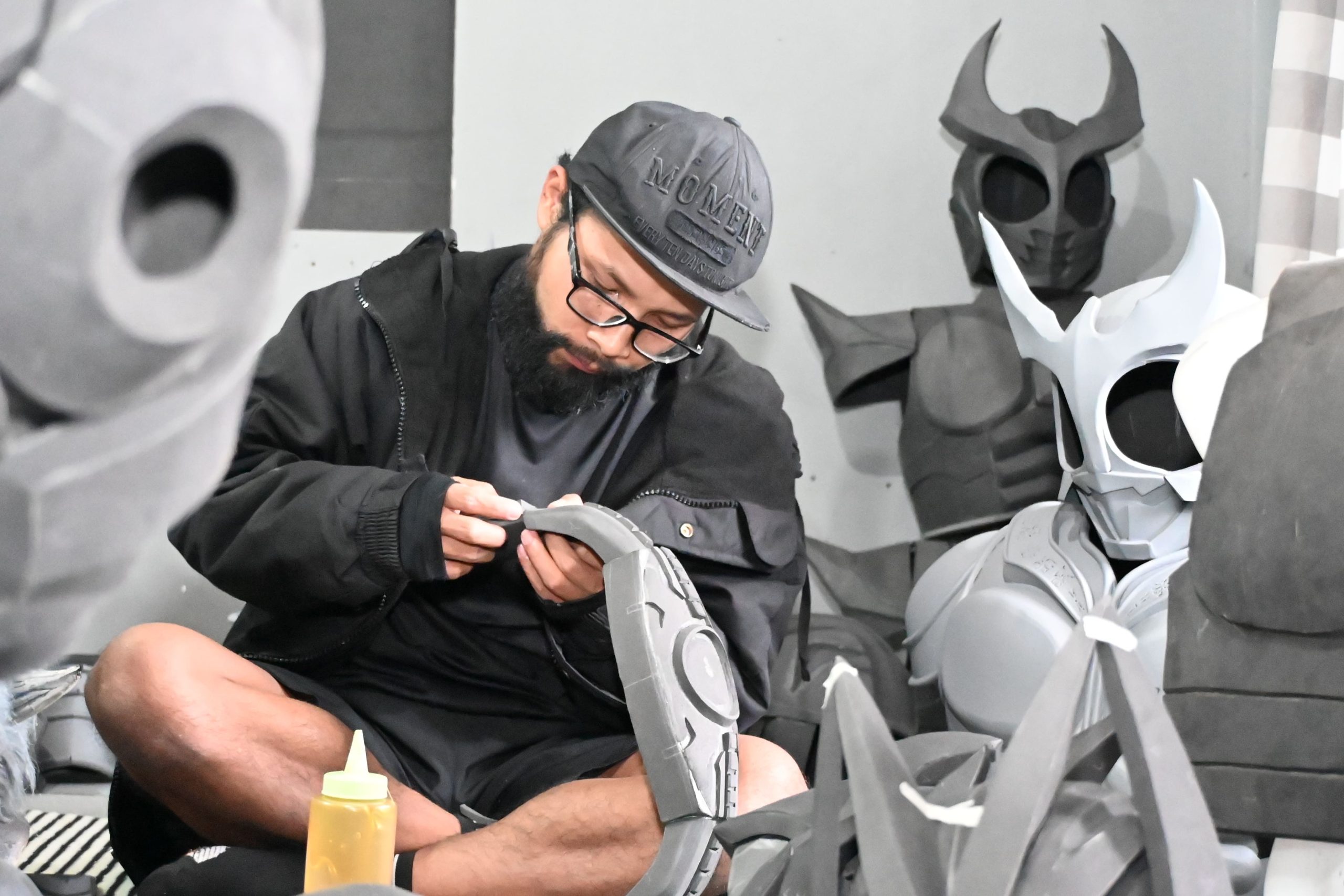 Bikin usaha dari hobi, Gang Sempit Armor sudah membuat puluhan kostum superhero.